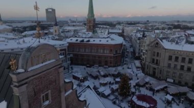 Riga eski kasabasının üzerinde güzel kış harikalar diyarı. Şehrin merkezinde Noel ağacı olan bir Noel pazarı. Avrupa 'nın büyülü tatil ruhu. Hava görünümü.