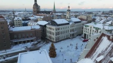 Riga eski kasabasının üzerinde güzel kış harikalar diyarı. Şehrin merkezinde Noel ağacı olan bir Noel pazarı. Avrupa 'nın büyülü tatil ruhu. Hava görünümü.