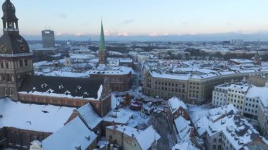 Riga eski kasabasının üzerinde güzel kış harikalar diyarı. Şehrin merkezinde Noel ağacı olan bir Noel pazarı. Avrupa 'nın büyülü tatil ruhu. Hava görünümü.