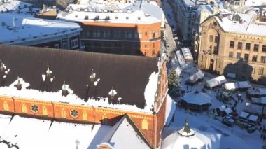 Riga eski kasabasının üzerinde güzel kış harikalar diyarı. Şehrin merkezinde Noel ağacı olan bir Noel pazarı. Avrupa 'nın büyülü tatil ruhu. Hava görünümü.