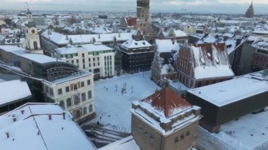 Riga eski kasabasının üzerinde güzel kış harikalar diyarı. Şehrin merkezinde Noel ağacı olan bir Noel pazarı. Avrupa 'nın büyülü tatil ruhu. Hava görünümü.