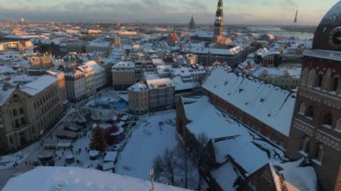 Riga eski kasabasının üzerinde güzel kış harikalar diyarı. Şehrin merkezinde Noel ağacı olan bir Noel pazarı. Avrupa 'nın büyülü tatil ruhu. Hava görünümü.