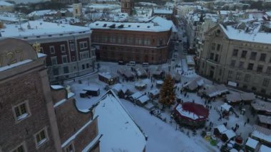 Riga eski kasabasının üzerinde güzel kış harikalar diyarı. Şehrin merkezinde Noel ağacı olan bir Noel pazarı. Avrupa 'nın büyülü tatil ruhu. Hava görünümü.