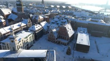 Riga eski kasabasının üzerinde güzel kış harikalar diyarı. Şehrin merkezinde Noel ağacı olan bir Noel pazarı. Avrupa 'nın büyülü tatil ruhu. Hava görünümü.