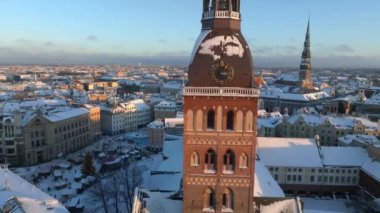 Riga eski kasabasının üzerinde güzel kış harikalar diyarı. Şehrin merkezinde Noel ağacı olan bir Noel pazarı. Avrupa 'nın büyülü tatil ruhu. Hava görünümü.