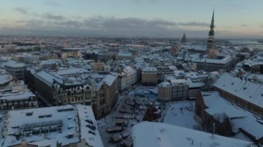 Riga eski kasabasının üzerinde güzel kış harikalar diyarı. Şehrin merkezinde Noel ağacı olan bir Noel pazarı. Avrupa 'nın büyülü tatil ruhu. Hava görünümü.