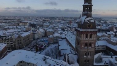 Riga eski kasabasının üzerinde güzel kış harikalar diyarı. Şehrin merkezinde Noel ağacı olan bir Noel pazarı. Avrupa 'nın büyülü tatil ruhu. Hava görünümü.