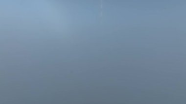 Riga, Letonya 'daki Riga Radyo ve TV Kulesi' nin hava görüntüsü. Bulutlu bir kış sabahı Avrupa Birliği 'nin en yüksek kulesi. Kule kısmen kalın bulutlarla kaplı..