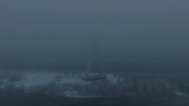 Riga, Letonya 'daki Riga Radyo ve TV Kulesi' nin hava görüntüsü. Bulutlu bir kış sabahı Avrupa Birliği 'nin en yüksek kulesi. Kule kısmen kalın bulutlarla kaplı..