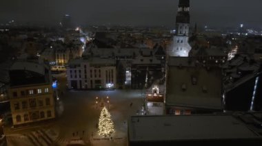 Letonya 'da Riga' nın eski kasabasında yeni yıl gecesi. Şehrin ortasında harika bir Noel ağacı olan küçük şirin bir Noel pazarı..