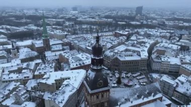 Riga şehri üzerinde bulutlu ve karlı bir kış. Riga 'da kış yukarıdan.