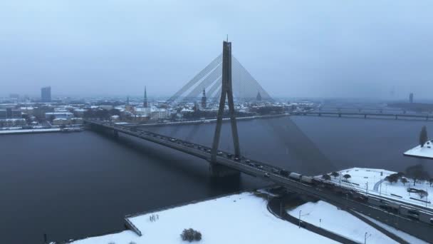 Bewolkte Besneeuwde Winter Boven Riga Stad Winter Riga Van Boven — Stockvideo