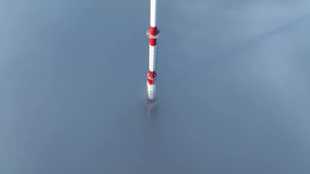 ラトビアのリガにあるリガラジオ テレビ塔の空中ビュー 曇った冬の朝に欧州連合 で最も高い塔 厚い雲に覆われた塔 — ストック動画