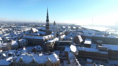 Büyülü güneşli kış sırasında yukarıdan Riga 'nın güzel hava manzarası. Letonya 'nın başkenti.