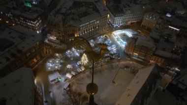 Letonya 'da Riga' nın eski kasabasında yeni yıl gecesi. Şehrin ortasında harika bir Noel ağacı olan küçük şirin bir Noel pazarı..