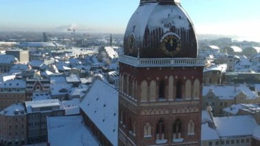 Büyülü güneşli kış sırasında yukarıdan Riga 'nın güzel hava manzarası. Letonya 'nın başkenti.