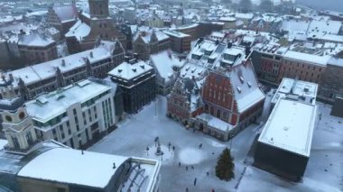Riga şehri üzerinde bulutlu ve karlı bir kış. Riga 'da kış yukarıdan.
