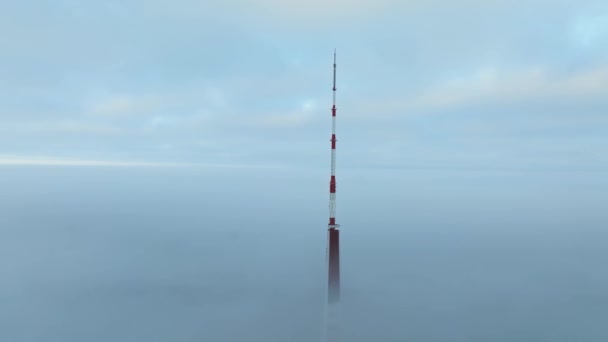 位于拉脱维亚里加的里加广播电视塔的空中景观 在一个多云的冬季早晨 这是欧盟最高的塔楼 塔楼部分被厚厚的云彩覆盖 — 图库视频影像