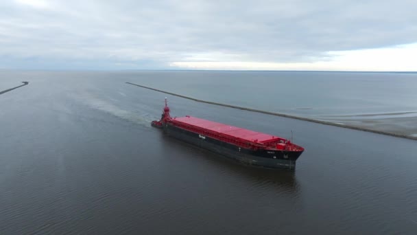 Containerschip Dat Het Kleine Stadje Parnu Estland Binnenvaart Vrachtschip Navalis — Stockvideo