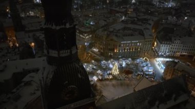 Letonya 'da Riga' nın eski kasabasında yeni yıl gecesi. Şehrin ortasında harika bir Noel ağacı olan küçük şirin bir Noel pazarı..