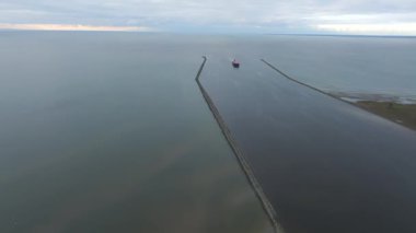 Konteyner gemisi Estonya 'daki Parnu kasabasına giriyor. Kargo tankeri NAVALIS Parnu körfezinde ahşap kargoyla