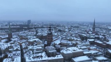 Riga şehri üzerinde bulutlu ve karlı bir kış. Riga 'da kış yukarıdan.