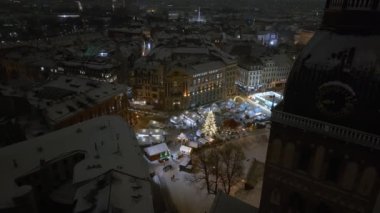 Letonya 'da Riga' nın eski kasabasında yeni yıl gecesi. Şehrin ortasında harika bir Noel ağacı olan küçük şirin bir Noel pazarı..