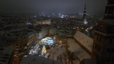Letonya 'da Riga' nın eski kasabasında yeni yıl gecesi. Şehrin ortasında harika bir Noel ağacı olan küçük şirin bir Noel pazarı..