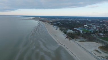 Estonya 'nın güzel sahil şehri Parnu' nun hava manzarası. Gökyüzünden gelen bulutları ve kıyıdaki kumsalları da gördüm.