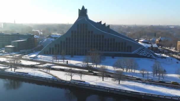 Вид Воздуха Латвийскую Национальную Библиотеку Зимнее Время Волшебная Зима Риге — стоковое видео