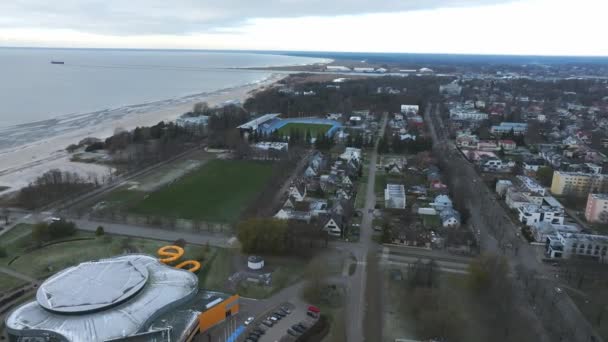 エストニアのパルヌの美しい海辺の都市の空中ビュー 横には空からの雲や海岸沿いのビーチも見えます — ストック動画