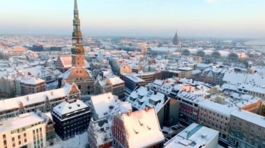 Kış boyunca güzel bir gün batımı Riga, Letonya. Daugava nehri yakınlarındaki eski kasabanın havadan görüntüsü. Letonya 'da kış.