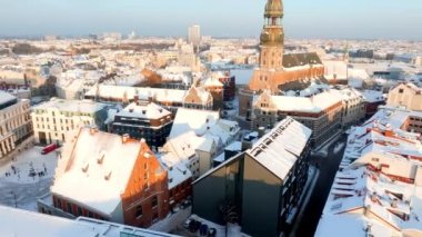 Kış boyunca güzel bir gün batımı Riga, Letonya. Daugava nehri yakınlarındaki eski kasabanın havadan görüntüsü. Letonya 'da kış.