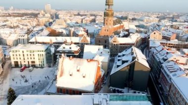 Kış boyunca güzel bir gün batımı Riga, Letonya. Daugava nehri yakınlarındaki eski kasabanın havadan görüntüsü. Letonya 'da kış.