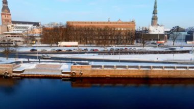 Kış boyunca güzel bir gün batımı Riga, Letonya. Daugava nehri yakınlarındaki eski kasabanın havadan görüntüsü. Letonya 'da kış.