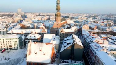 Kış boyunca güzel bir gün batımı Riga, Letonya. Daugava nehri yakınlarındaki eski kasabanın havadan görüntüsü. Letonya 'da kış.
