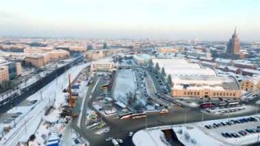 Kış boyunca güzel bir gün batımı Riga, Letonya. Daugava nehri yakınlarındaki eski kasabanın havadan görüntüsü. Letonya 'da kış.