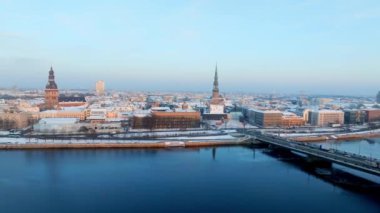 Kış boyunca güzel bir gün batımı Riga, Letonya. Daugava nehri yakınlarındaki eski kasabanın havadan görüntüsü. Letonya 'da kış.