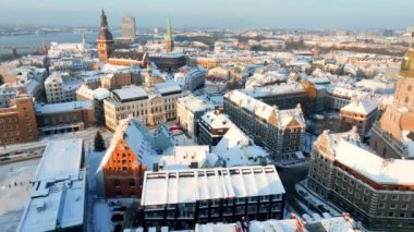 Kış boyunca güzel bir gün batımı Riga, Letonya. Daugava nehri yakınlarındaki eski kasabanın havadan görüntüsü. Letonya 'da kış.