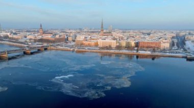 Kış boyunca güzel bir gün batımı Riga, Letonya. Daugava nehri yakınlarındaki eski kasabanın havadan görüntüsü. Letonya 'da kış.