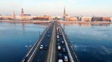 Kış boyunca güzel bir gün batımı Riga, Letonya. Daugava nehri yakınlarındaki eski kasabanın havadan görüntüsü. Letonya 'da kış.