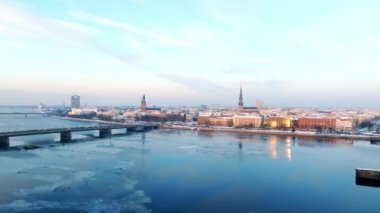 Kış boyunca güzel bir gün batımı Riga, Letonya. Daugava nehri yakınlarındaki eski kasabanın havadan görüntüsü. Letonya 'da kış.