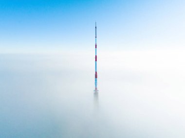 Letonya 'daki Riga TV Kulesi' nin hava aracı görüntüsü. Avrupa 'nın en yüksek televizyon kulesi bulutların üzerinde.