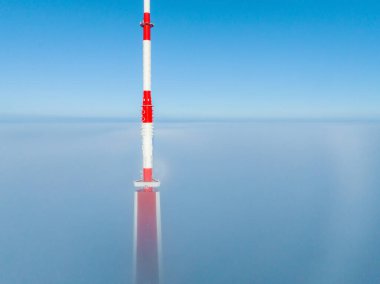 Letonya 'daki Riga TV Kulesi' nin hava aracı görüntüsü. Avrupa 'nın en yüksek televizyon kulesi bulutların üzerinde.