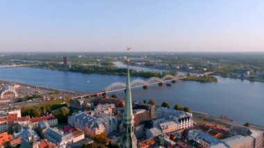 Riga şehrinin kıştan yaza geçişi - Letonya 'nın başkenti. Güzel sezon değişimi.
