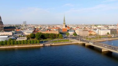 Riga şehrinin kıştan yaza geçişi - Letonya 'nın başkenti. Güzel sezon değişimi.