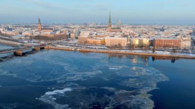 Riga şehrinin kıştan yaza geçişi - Letonya 'nın başkenti. Güzel sezon değişimi.