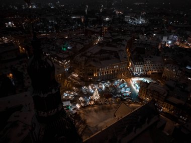 Riga 'nın eski kasabası, Letonya' nın başkenti kışın hava gece manzarası. Riga 'nın üzerinde güzel kış.