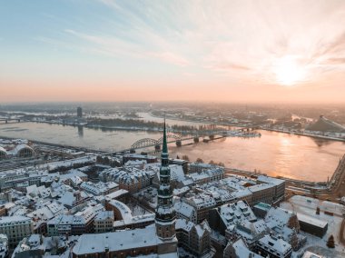 Riga 'nın eski kışın havadan görünüşü - Letonya' nın başkenti. Riga 'nın üzerinde güzel kış.