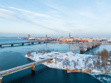 Riga 'nın eski kışın havadan görünüşü - Letonya' nın başkenti. Riga 'nın üzerinde güzel kış.